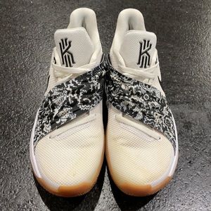 NIKE x KYRIE IRVING Basketball Sneakers - Men’s 10